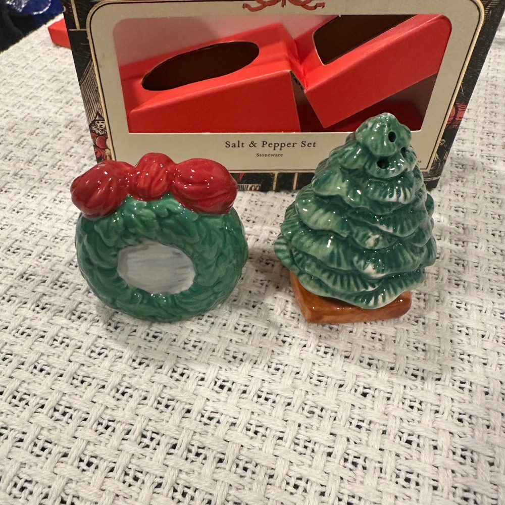 John Derian Salt & Pepper Set Shakers Green Red Christmas Wreath Tree Holiday - Picture 2 of 6